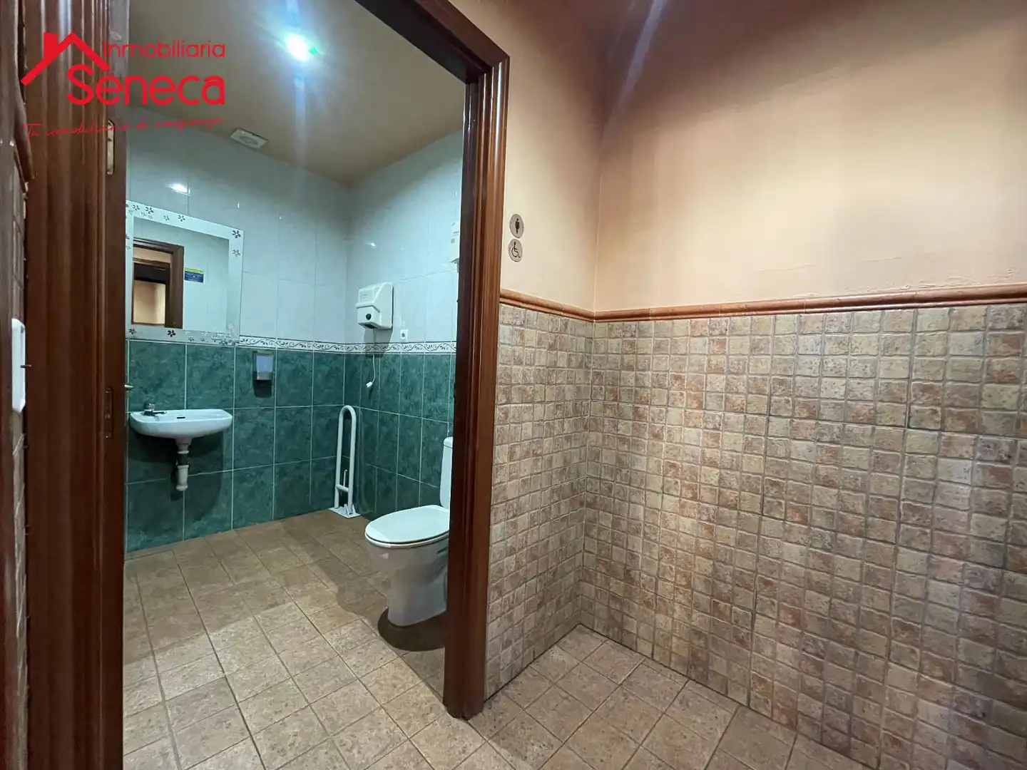 Baño de Local en venta en Córdoba con Aire acondicionado