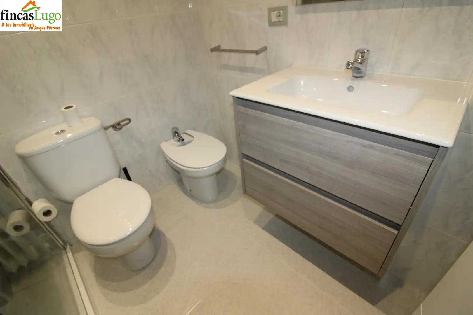 Bathroom of Flat for rent in Lugo  with Furnished
