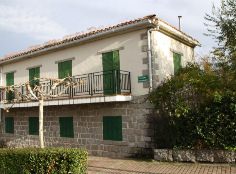 Vista exterior de Casa o xalet en venda en El Hoyo de Pinares  amb Jardí privat