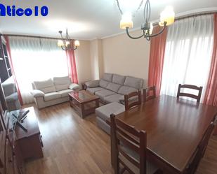 Sala d'estar de Pis de lloguer en Oviedo  amb Calefacció, Parquet i Moblat