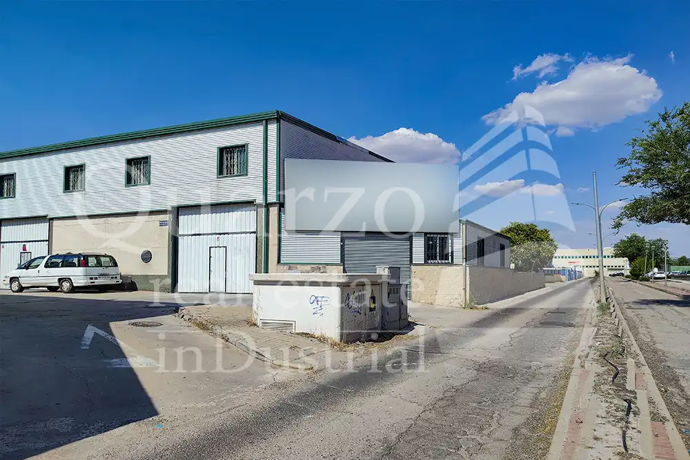 Vista exterior de Nau industrial en venda en Velilla de San Antonio