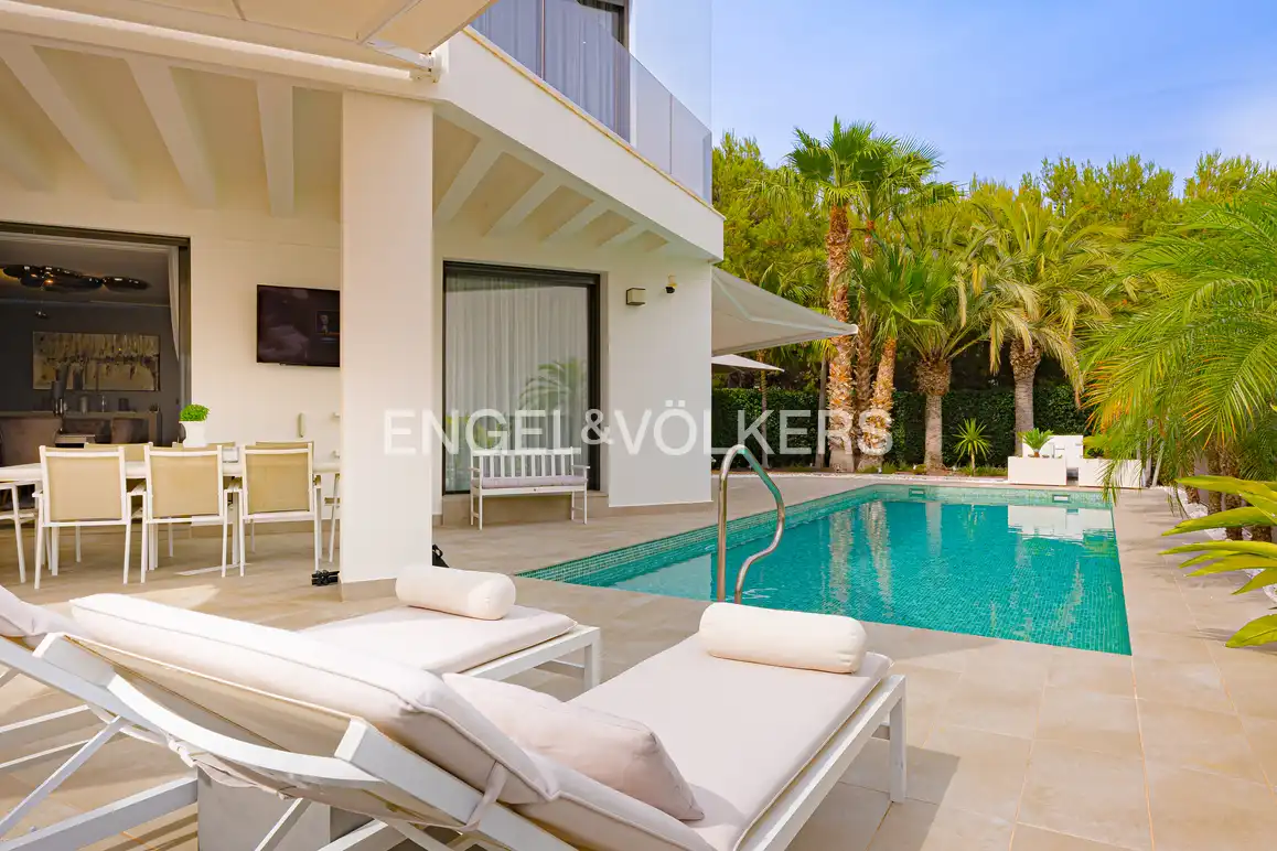 Detached house with pool for sale in Calle Copenhague, imagen 3
