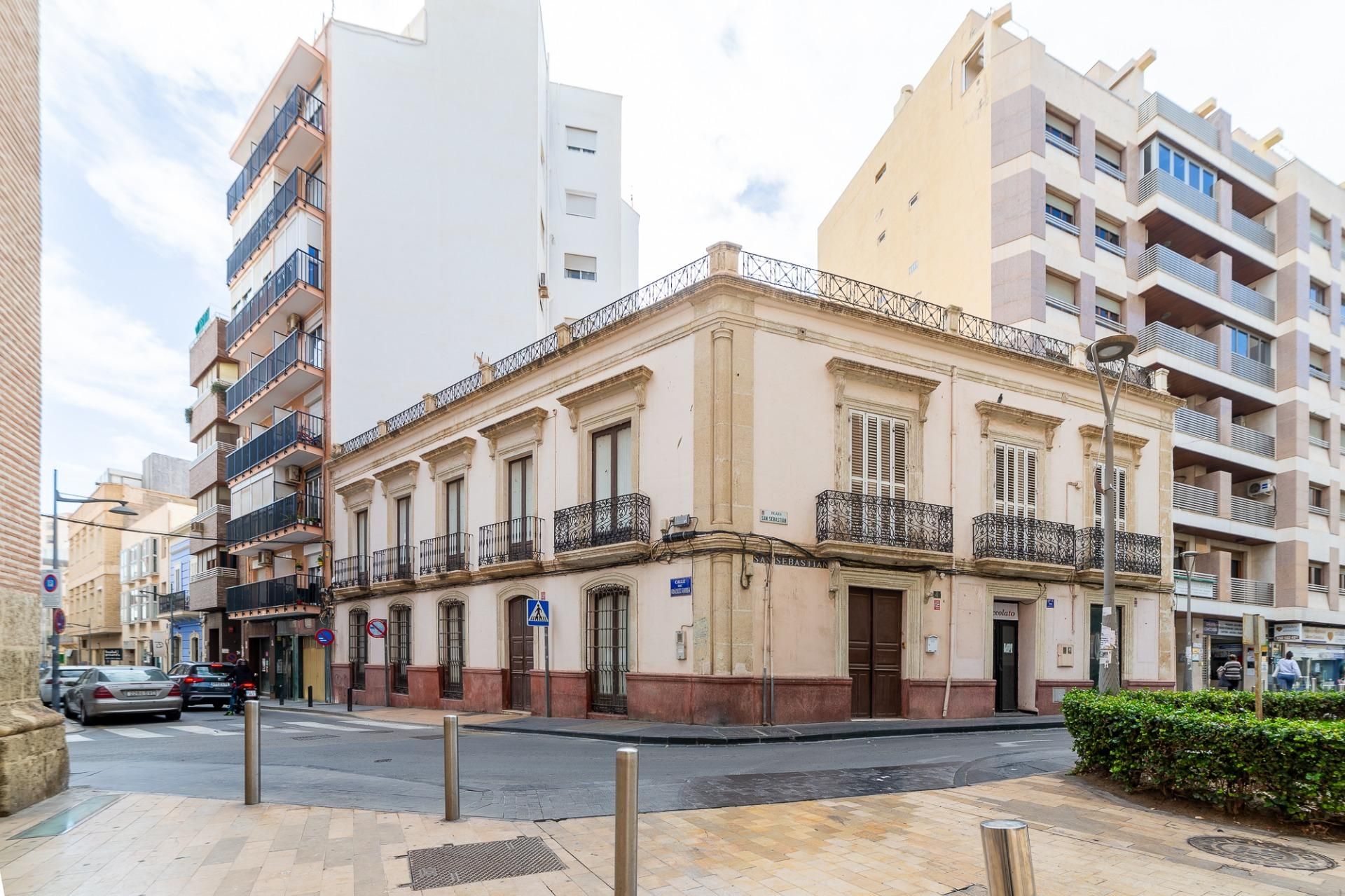 Vista exterior de Edifici en venda en  Almería Capital