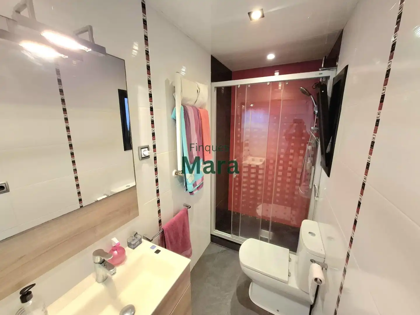Bathroom of Flat for sale in Sant Boi de Llobregat  with Air Conditioner, Heating and Parquet flooring