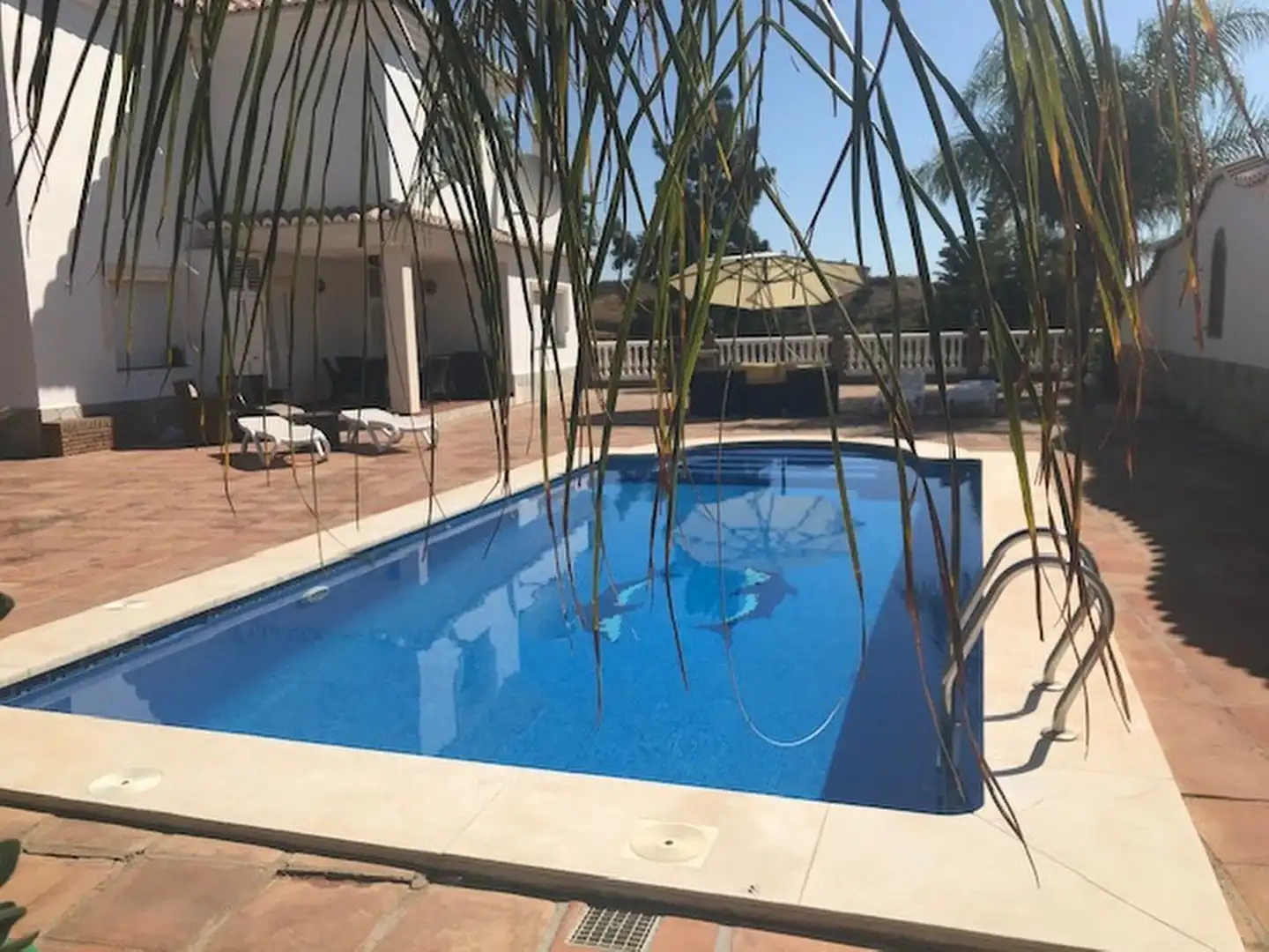 Schwimmbecken von Einfamilien-Reihenhaus zum Verkauf in Mijas mit Klimaanlage, Terrasse und Abstellraum