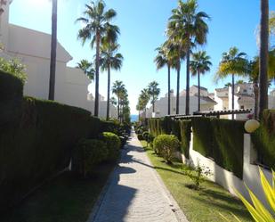 Vista exterior de Casa adosada en venda en Marbella amb Aire condicionat, Calefacció i Jardí privat