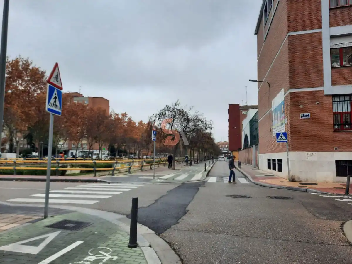 Vista exterior de Local de lloguer en Valladolid amb Aire condicionat