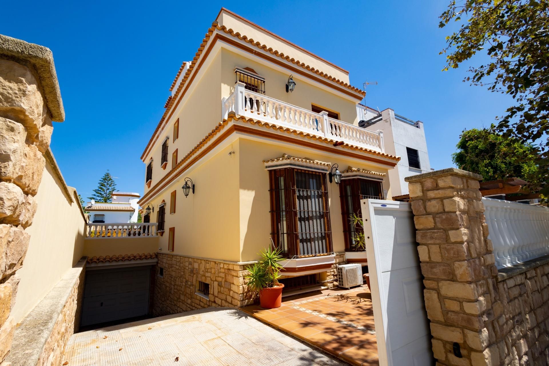 Vista exterior de Casa o xalet en venda en Chipiona amb Aire condicionat, Calefacció i Jardí privat