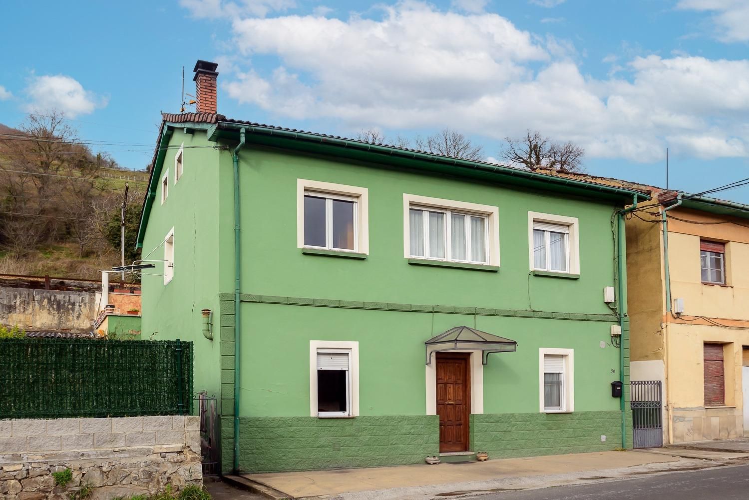 Vista exterior de Casa o xalet en venda en Lena amb Calefacció i Jardí privat