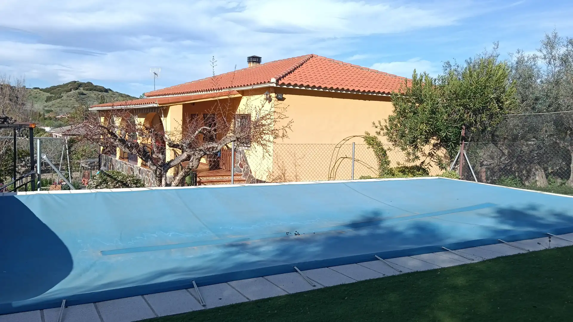 Swimming pool of Land for sale in Las Herencias