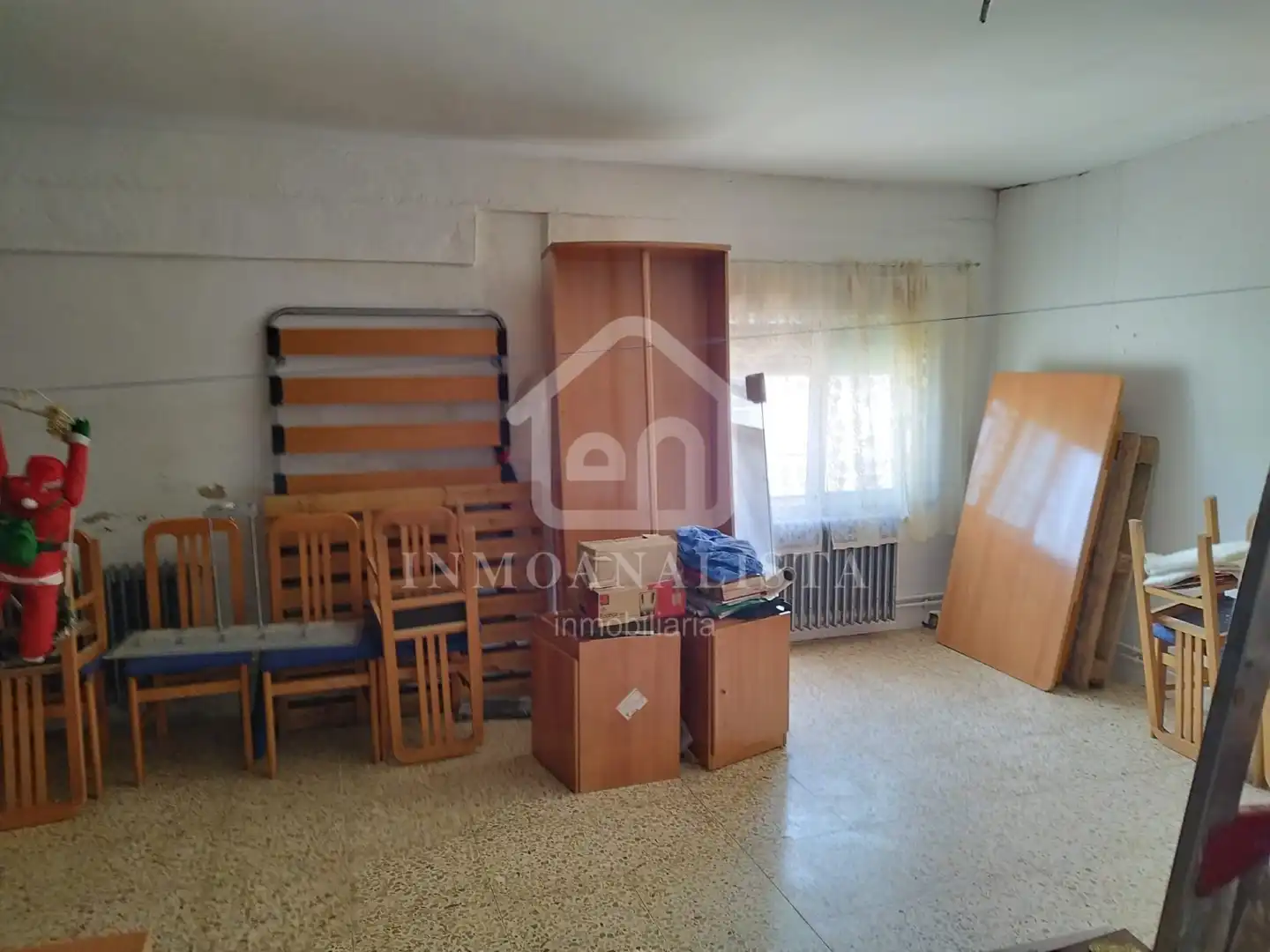 Houses for sale in Requena  with Air Conditioner, Terrace and Storage room