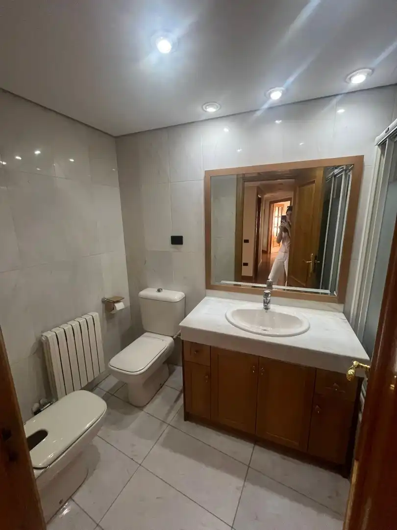 Baño de Piso de alquiler en Zaragoza con Aire acondicionado, Calefacción y Parquet