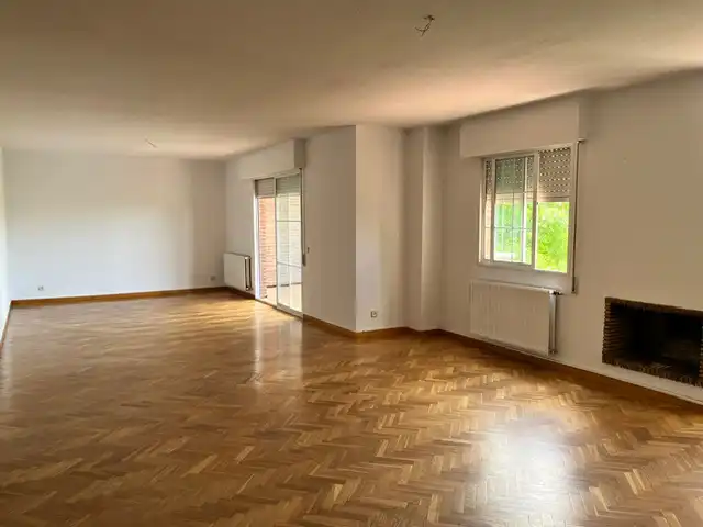 Sala d'estar de Casa o xalet en venda en Las Rozas de Madrid amb Calefacció, Jardí privat i Parquet