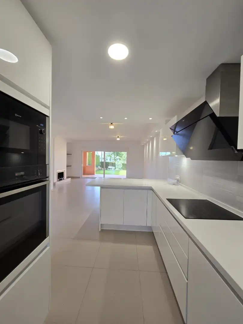 Cocina de Casa adosada en venta en Benahavís con Aire acondicionado, Jardín privado y Terraza