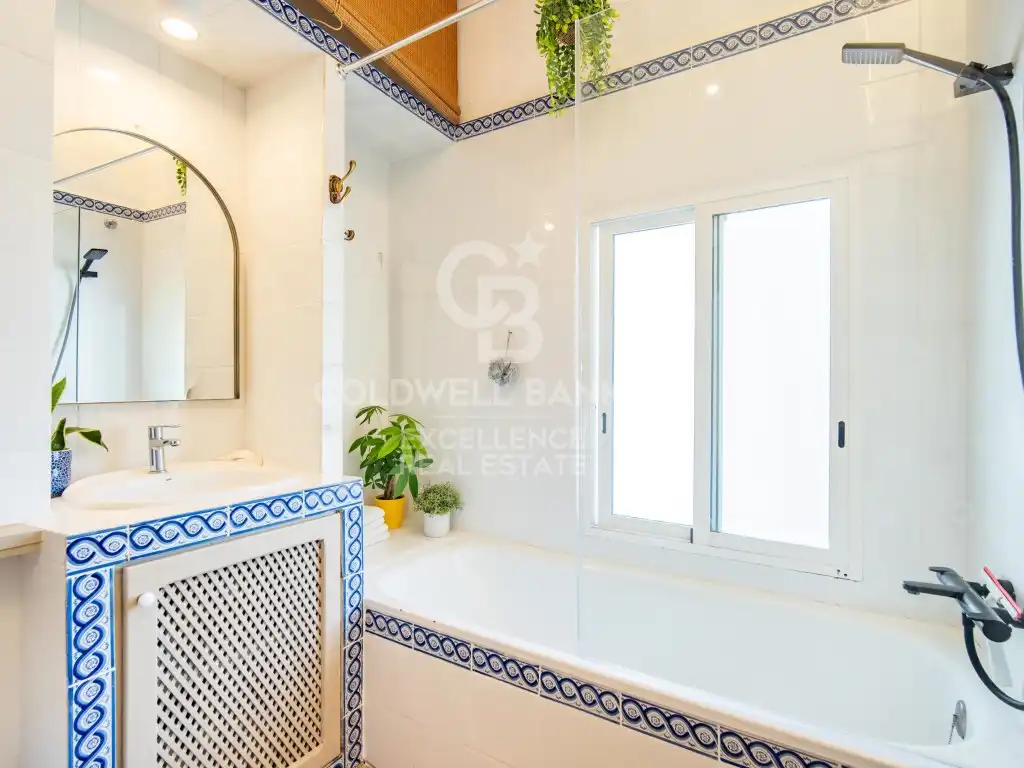Bathroom of Flat for sale in Valencia  with Air Conditioner, Heating and Oven
