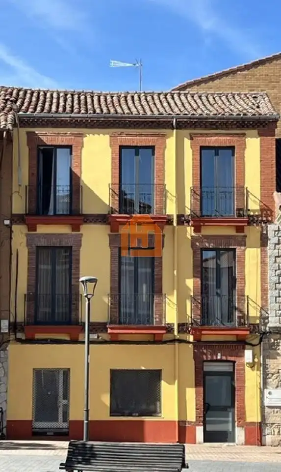 Vista exterior de Casa o xalet en venda en La Robla  amb Calefacció, Terrassa i Traster