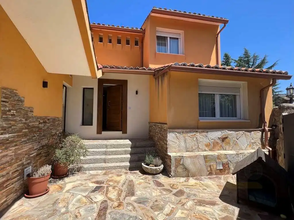 Vista exterior de Casa o xalet en venda en Galapagar amb Aire condicionat, Jardí privat i Piscina
