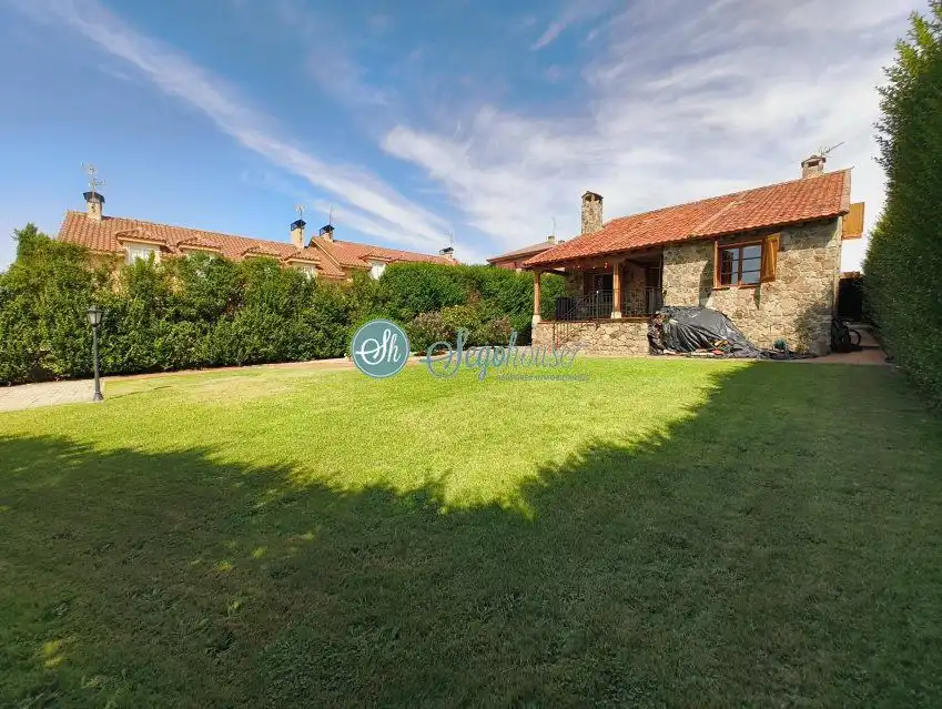 Casa o chalet en venta en Palazuelos de Eresma con Calefacción, Terraza y Amueblado