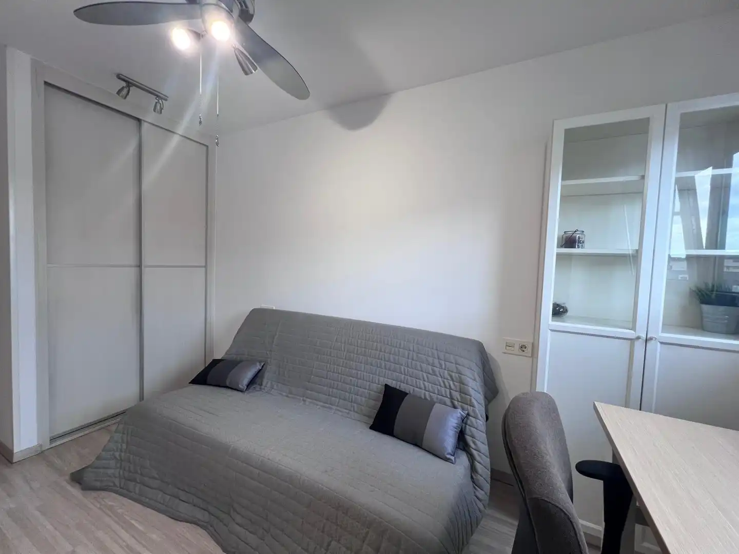 Habitación de Piso de alquiler en Oviedo  con Calefacción, Terraza y Trastero