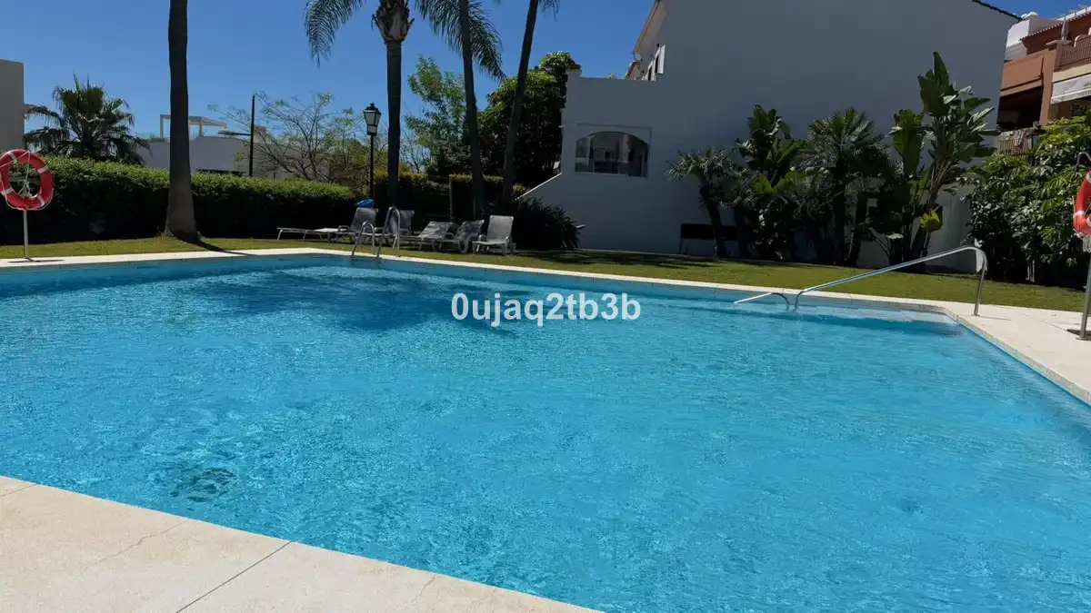 Piscina de Casa adosada de alquiler en Estepona con Aire acondicionado, Jardín privado y Terraza