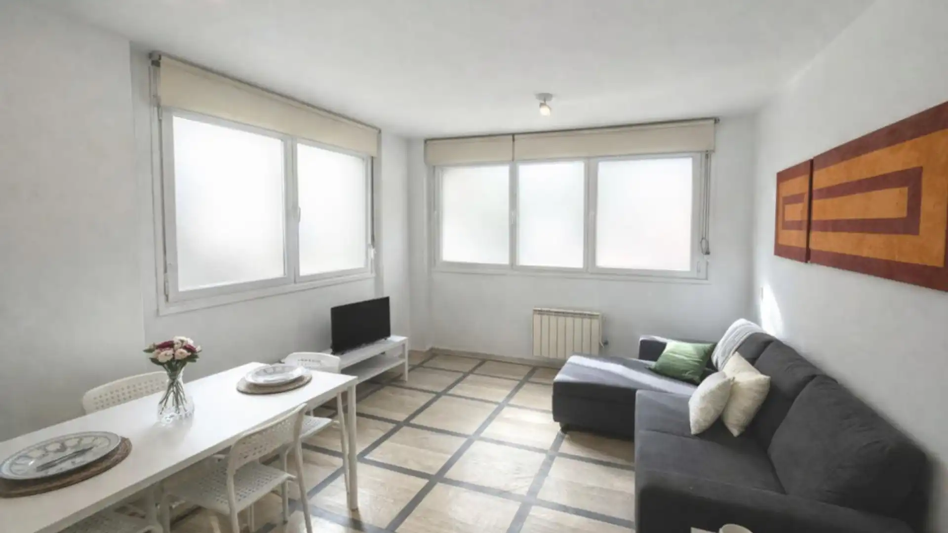 Sala d'estar de Estudi de lloguer en  Madrid Capital amb Moblat, Rentadora i Internet