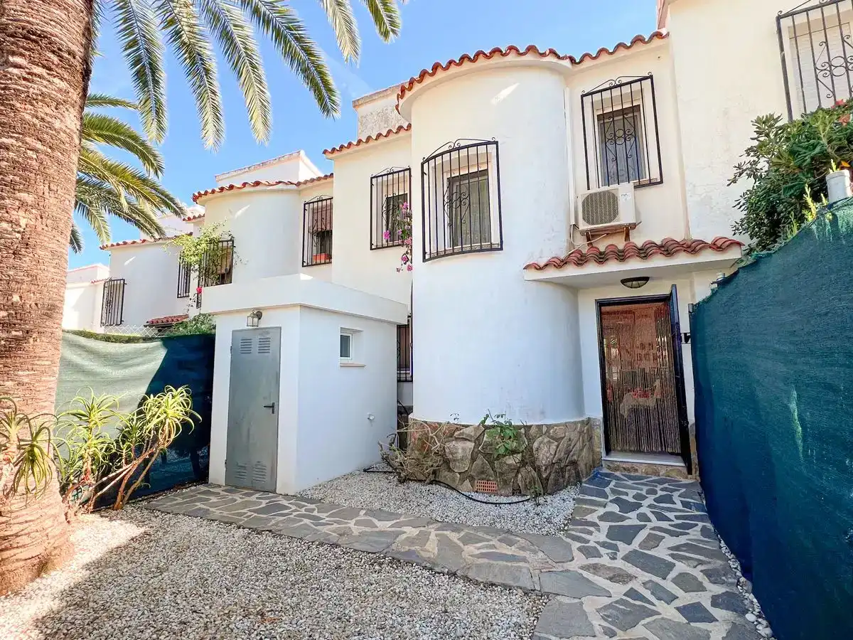 Vista exterior de Casa adosada en venda en Dénia amb Aire condicionat i Piscina