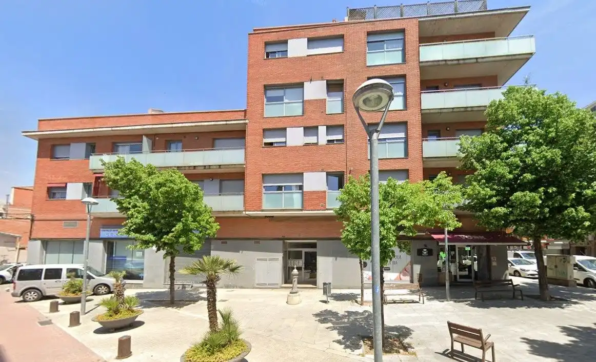 Vista exterior de Local en venta en La Llagosta