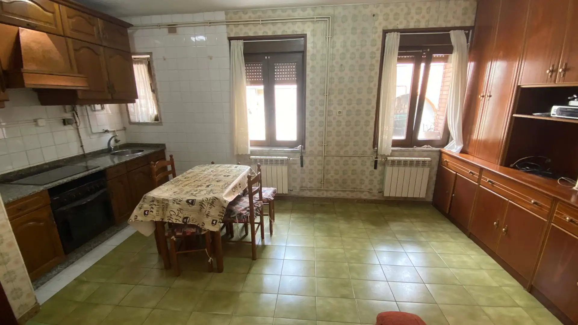 Cocina de Piso de alquiler en San Martín del Rey Aurelio con Calefacción, Amueblado y Horno