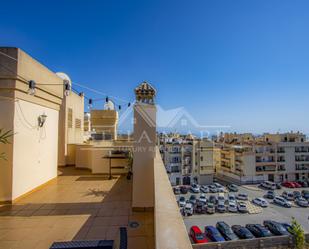 Vista exterior de Àtic en venda en Nerja amb Aire condicionat, Terrassa i Piscina