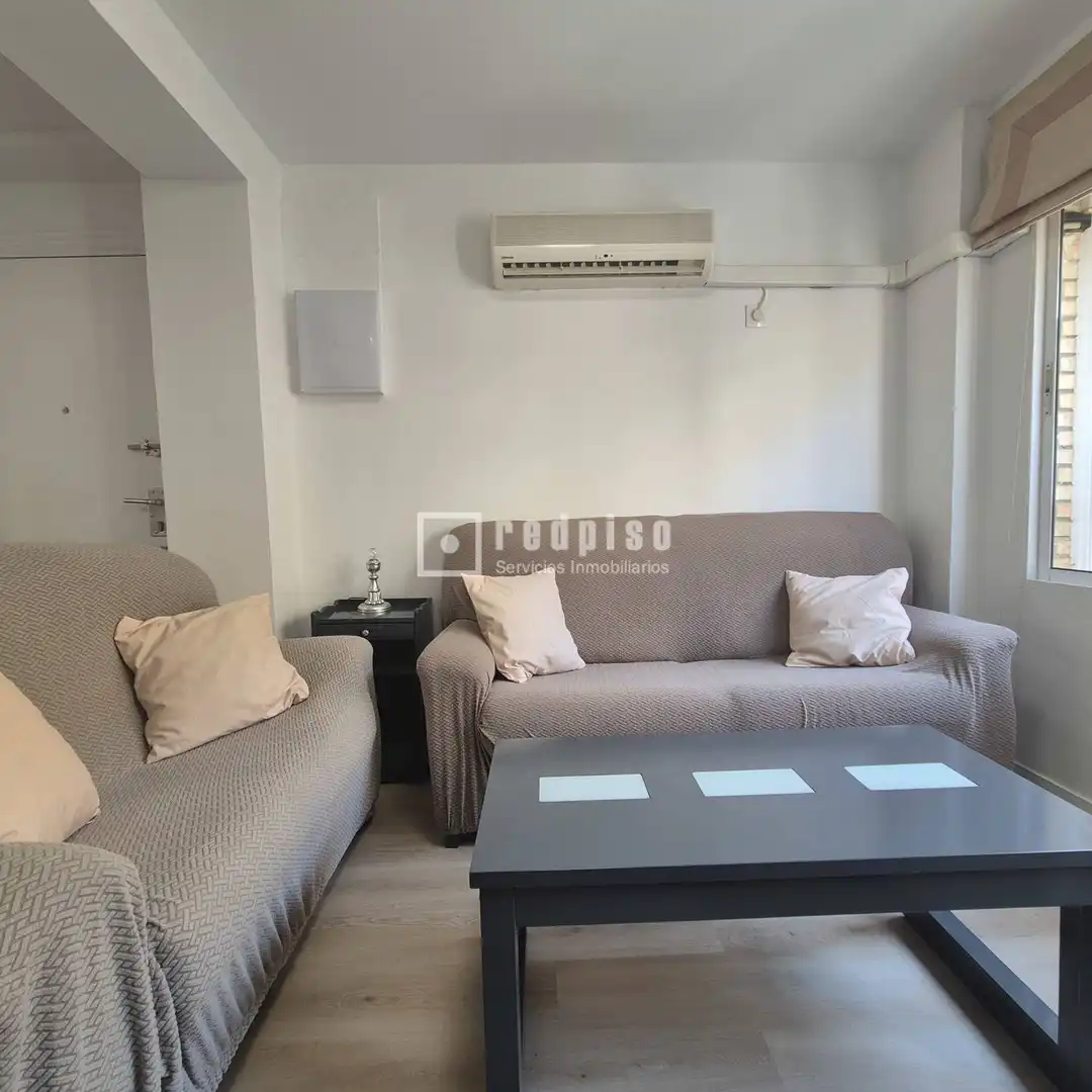 Sala d'estar de Pis de lloguer en Sevilla amb Aire condicionat, Terrassa i Moblat