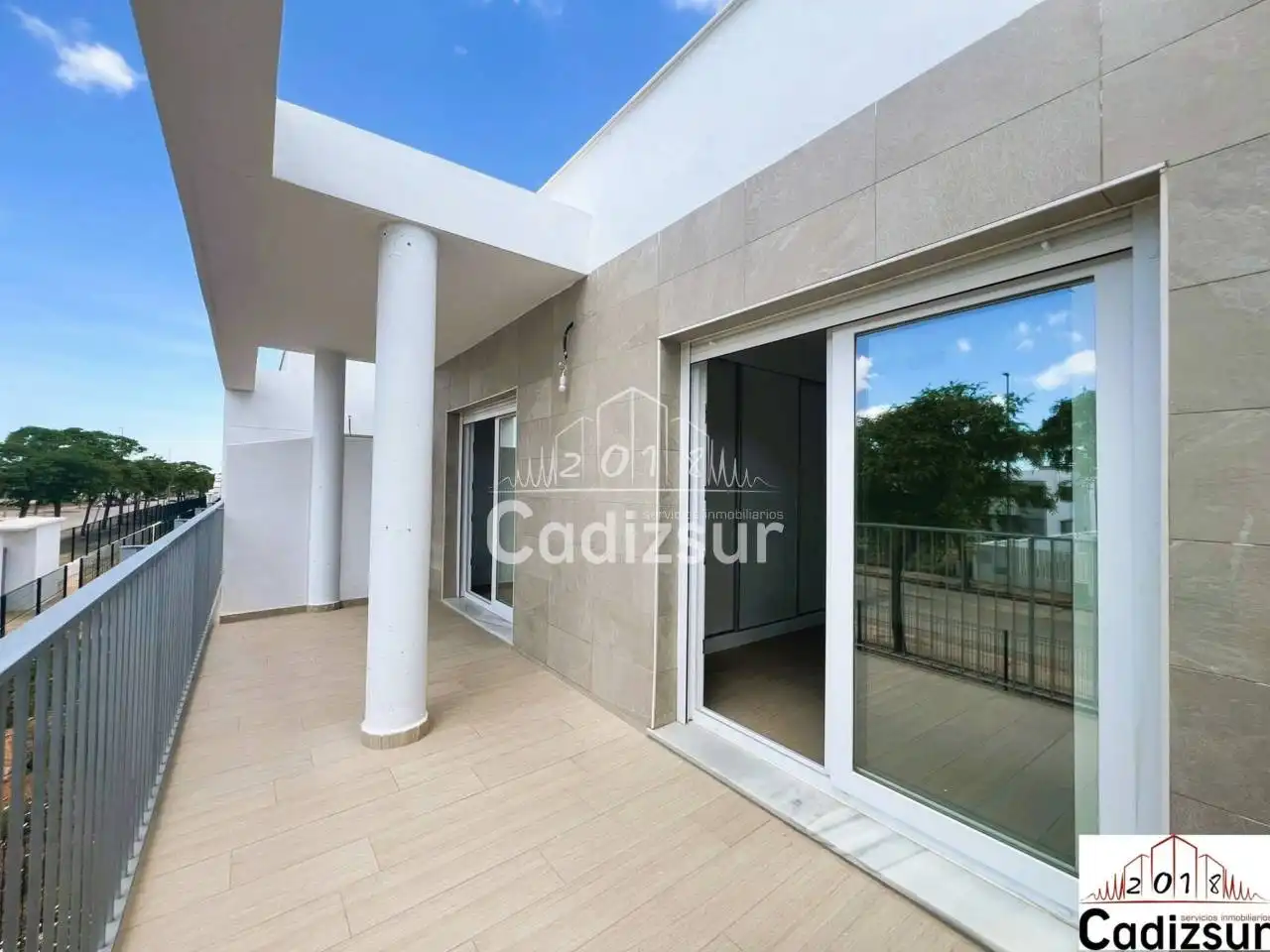 Terrasse von Einfamilien-Reihenhaus zum Verkauf in Puerto Real mit Klimaanlage, Heizung und Privatgarten