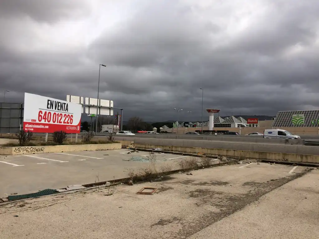 Terreno industriale in vendita a Reyes Católicos