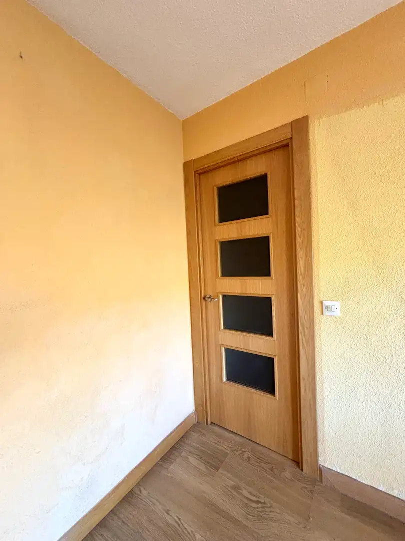 Wohnung zum Verkauf in Plasencia mit Klimaanlage, Parkett und Ofen