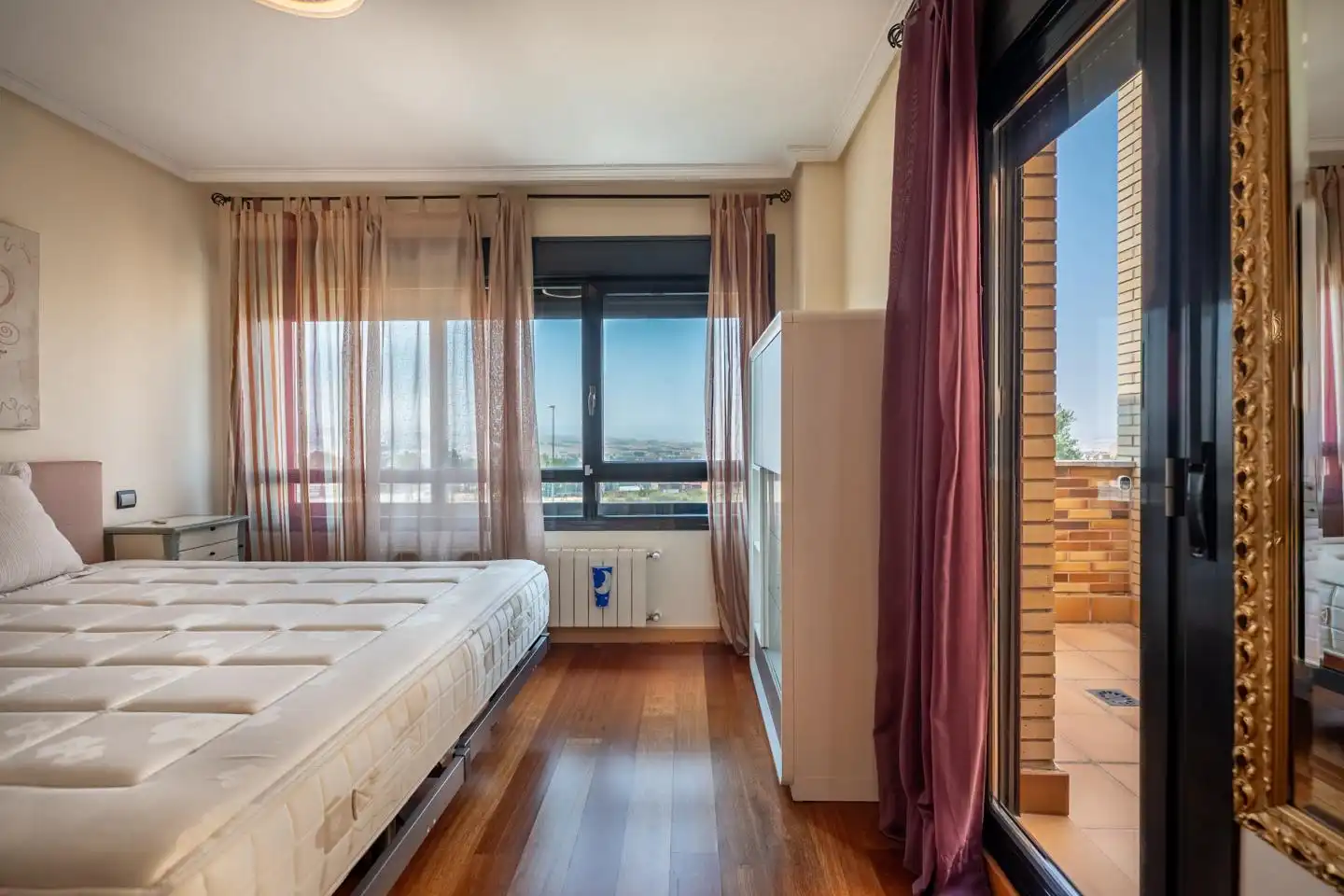 Habitación de Casa adosada en venta en Ávila con Calefacción, Jardín privado y Terraza