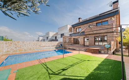 Piscina de Casa adosada en venda en Arroyomolinos (Madrid) amb Aire condicionat, Calefacció i Jardí privat