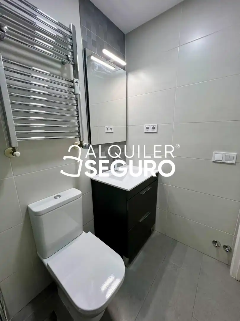 Bathroom of Flat for rent in Madrid  with Air Conditioner, Heating and Furnished
