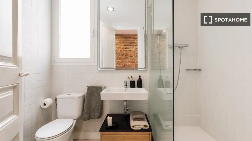 Baño de Piso de alquiler en Barcelona con Aire acondicionado, Calefacción y Amueblado