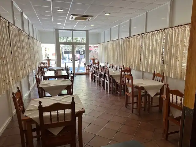 Local comercial en traspaso en Avenida Países Escandinavos 11, imagen 2