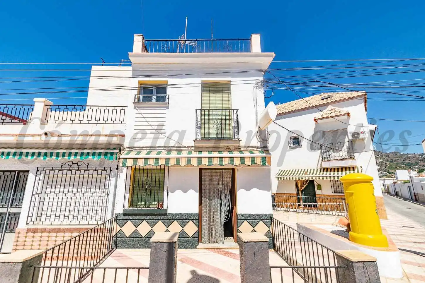 Vista exterior de Casa o xalet en venda en Torrox amb Terrassa