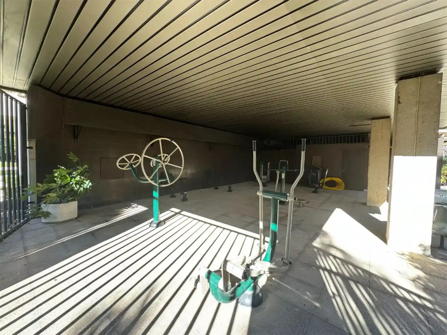 Parking de Piso de alquiler en Madrid con Aire acondicionado, Jardín privado y Parquet