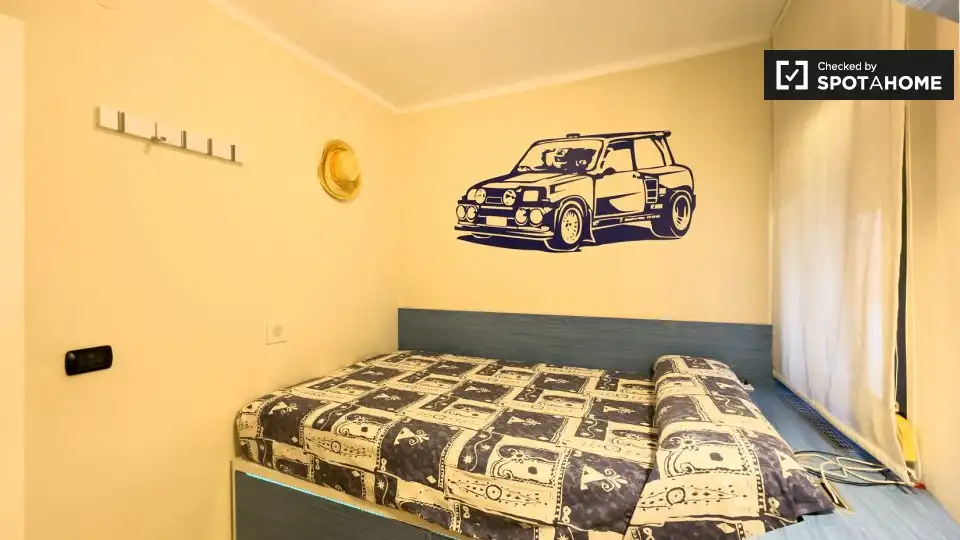 Bedroom of Flat for share in Nou Barris