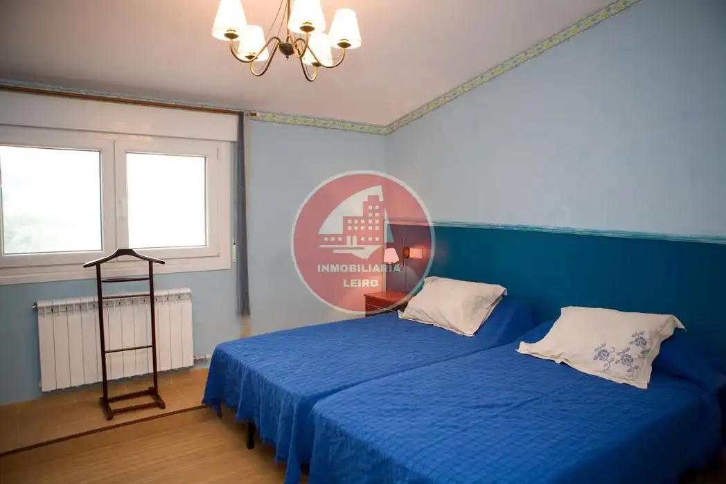Dormitori de Casa o xalet en venda en Pontevedra Capital  amb Jardí privat, Terrassa i Moblat