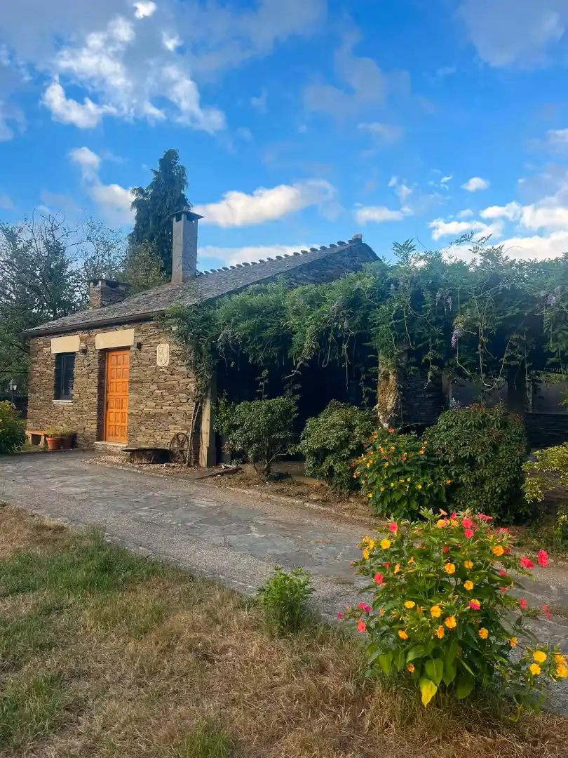 Detached house with pool to rent in Calle Veiguicela