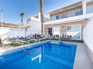Casa con balcón en venta en Los Peñascos - El Salero - Los Imbernones