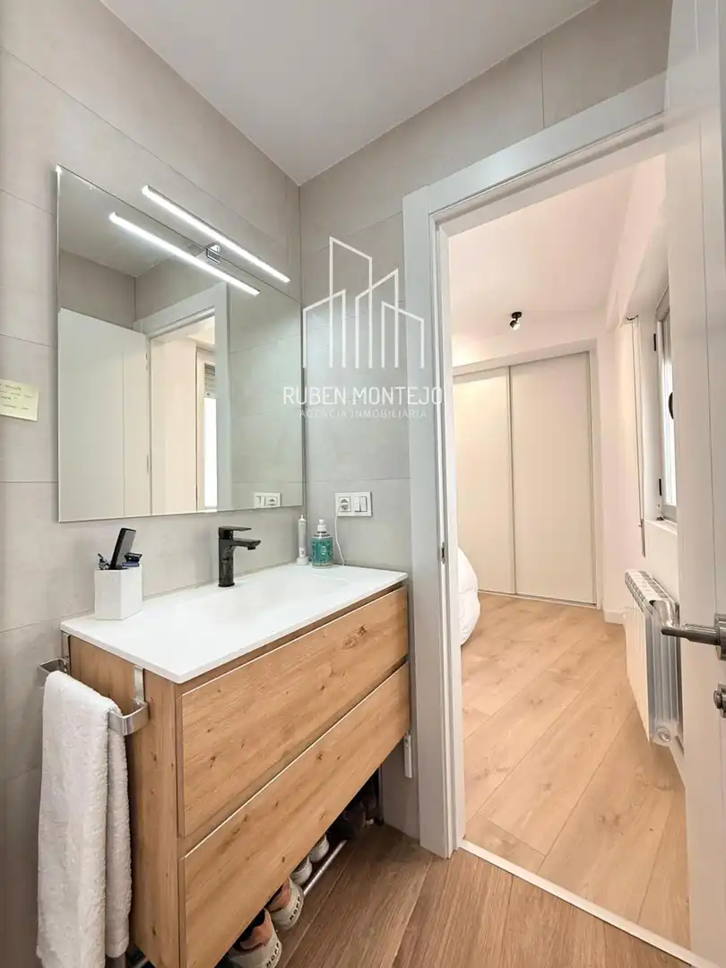 Bathroom of Flat for rent in Salamanca  with Heating, Terrace and Furnished