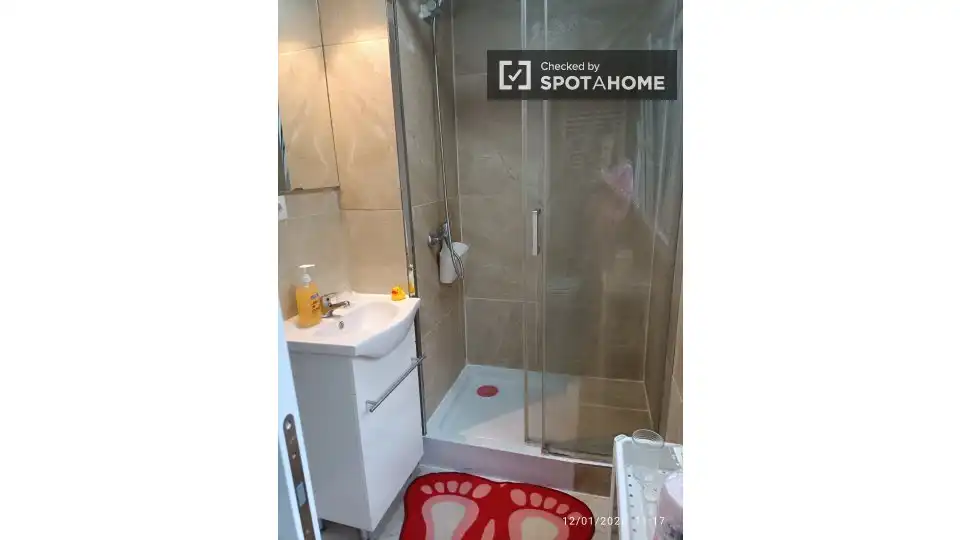 Bathroom of Flat for share in Madrid  with Air Conditioner, Terrace and Furnished