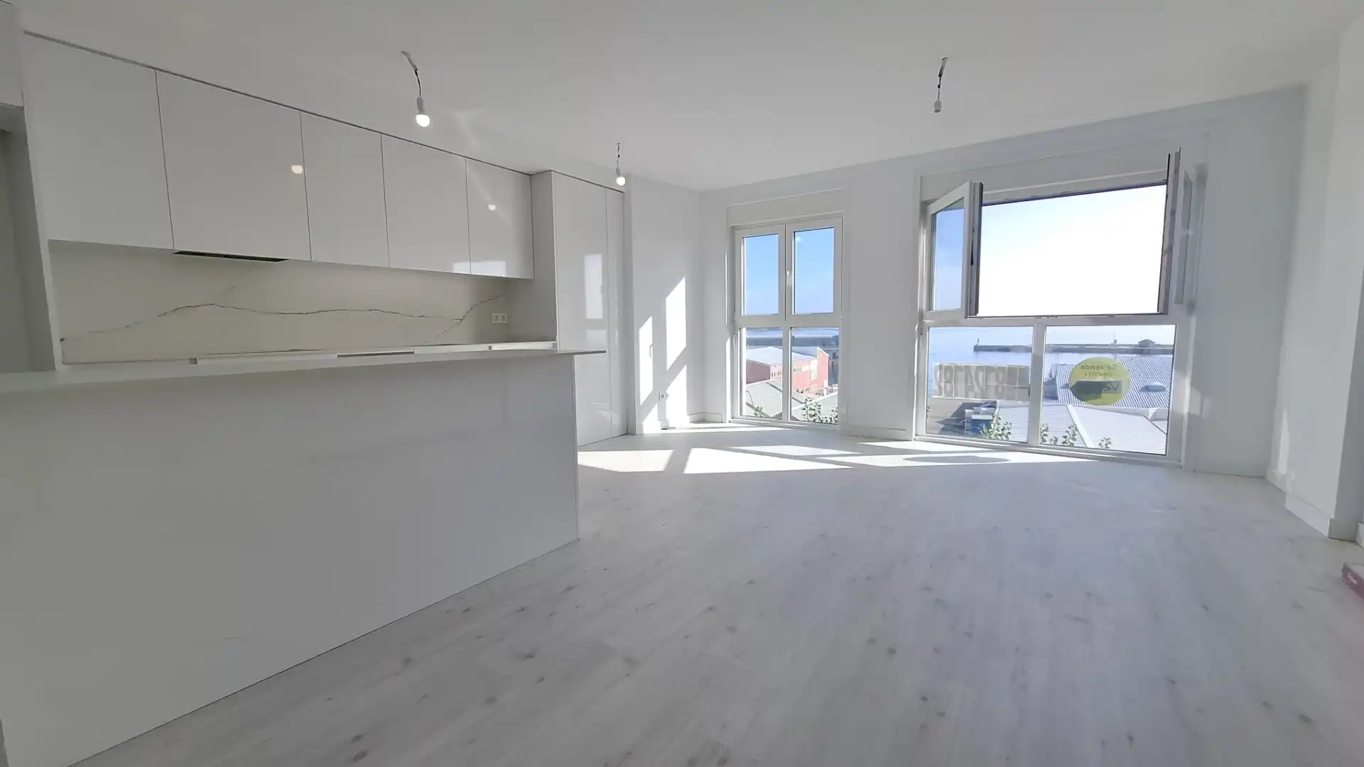Sala de estar de Piso en venta en Ribeira con Calefacción, Parquet y Trastero