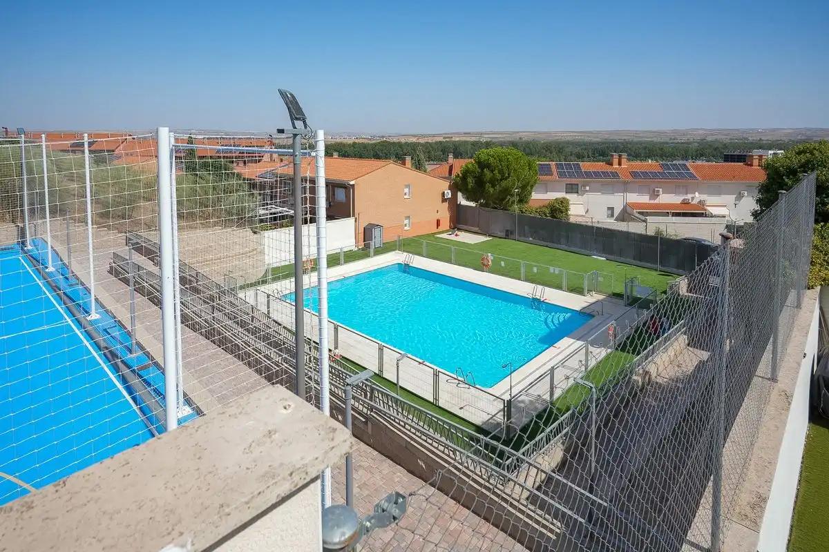 Piscina de Casa adosada en venda en Aranjuez amb Aire condicionat, Calefacció i Jardí privat