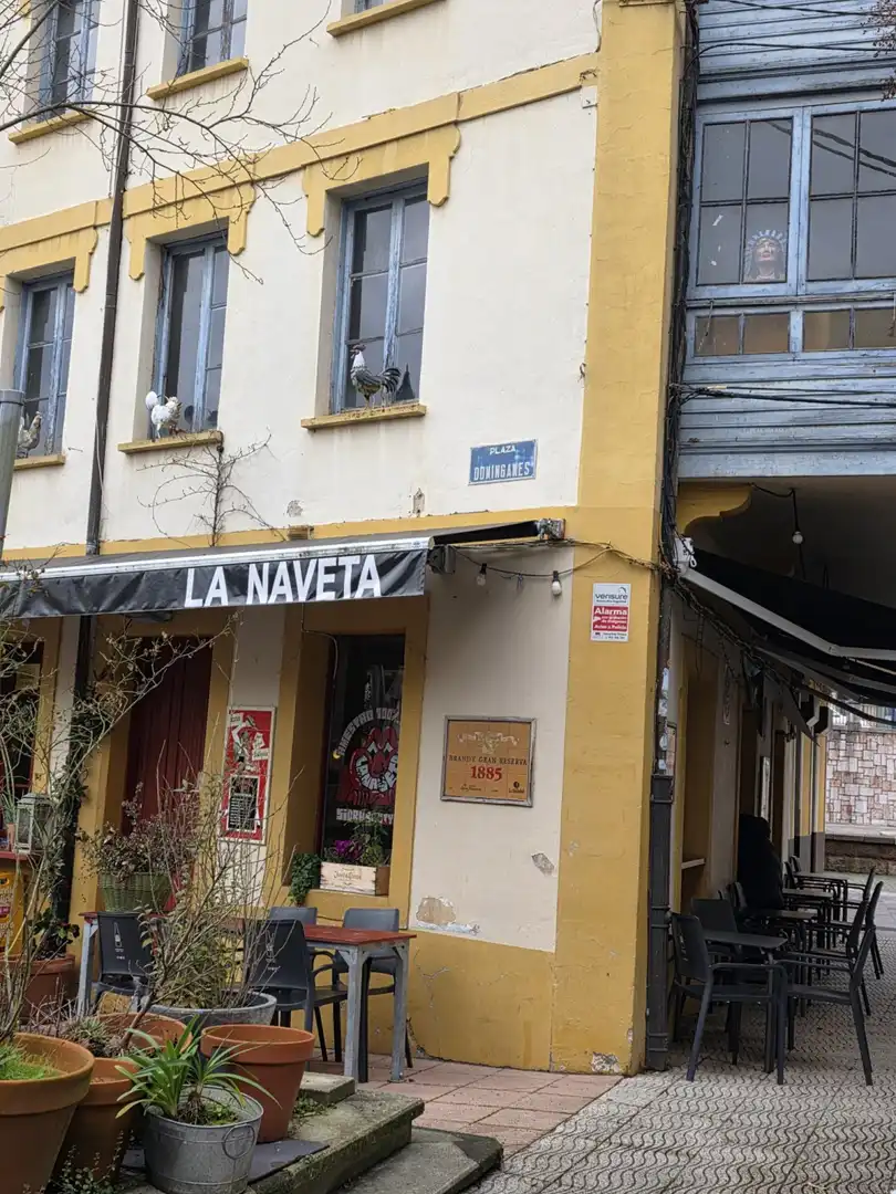 Außenansicht von Einfamilien-Reihenhaus zum Verkauf in Nava mit Terrasse