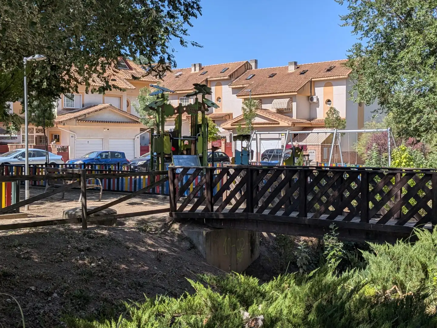 Vista exterior de Casa adosada en venda en Villalbilla amb Piscina comunitària